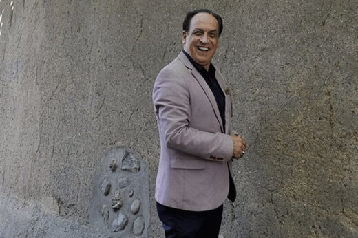 ببینید | تقلید راه رفتن فلامینگو و پنگوئن توسط مجری  در آنتن زنده