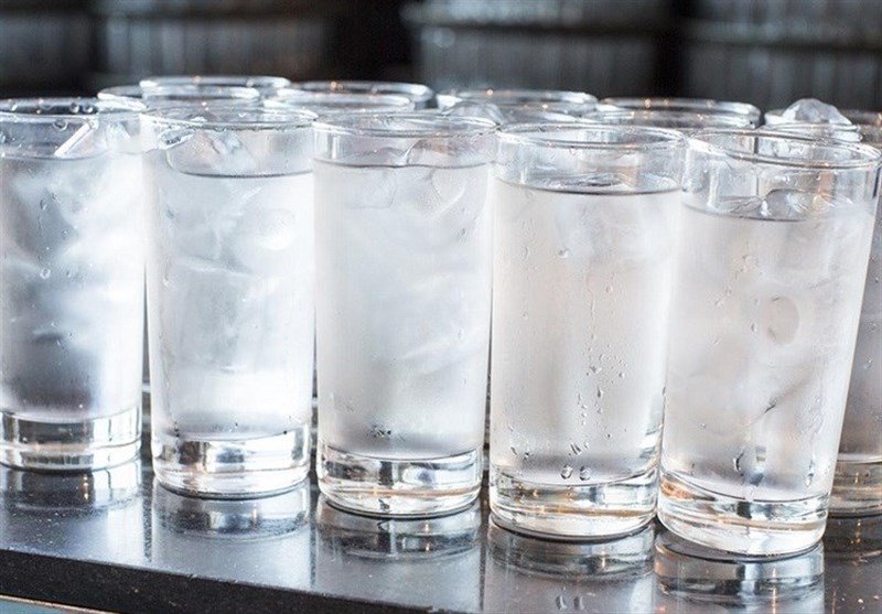 ۴ بیماری که نوشیدن آب یخ به جانتان می‌اندازد