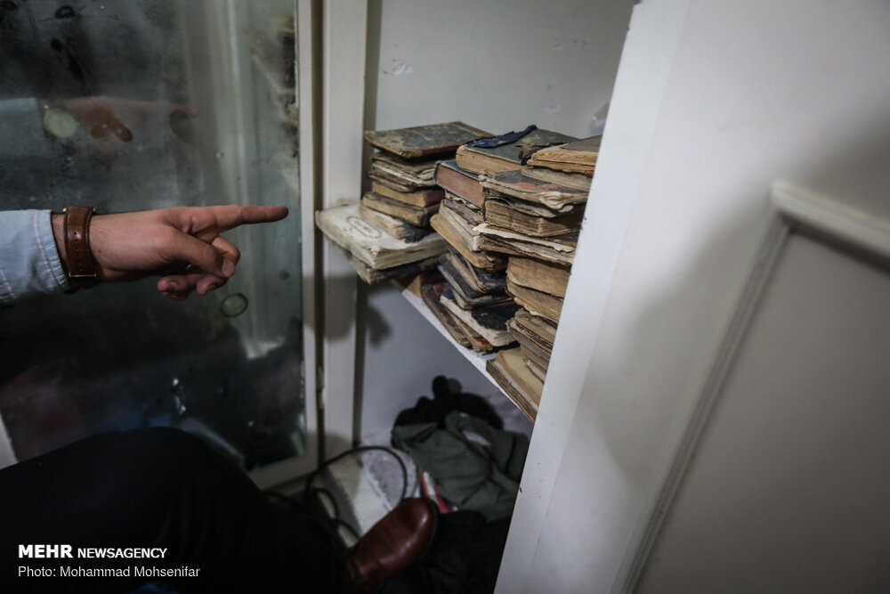 کشف ۴ هزار کتاب غیرمجاز در چاپخانه‌ای در میدان انقلاب