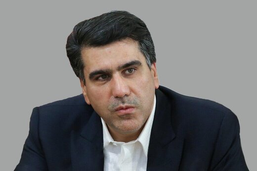 کنایه توئیتری علیرضا معزی به هتاکان به رئیس جمهور با هشتگ #پشت بلندگو