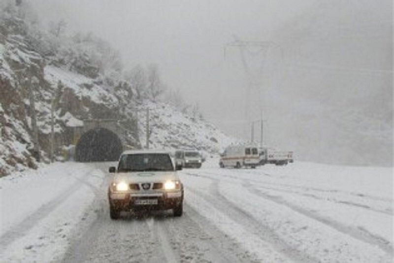 جاده‌های منتهی به شمال زیر برف و باران است