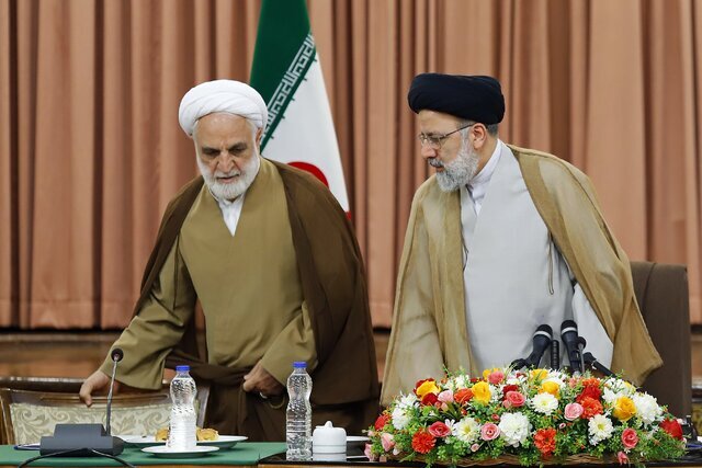 تردیدها درباره دعوت رئیسی و محسنی اژه ای از اصلاح طلبان و منتقدان /نباید تصویر هیولا از مسئولان داشت /روسای جدید ۲ قوه به دنبال بهبود چهره خود هستند؟