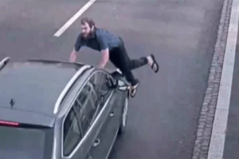 ببینید | خودکشی عجیب یک مرد با پریدن جلوی ماشین!