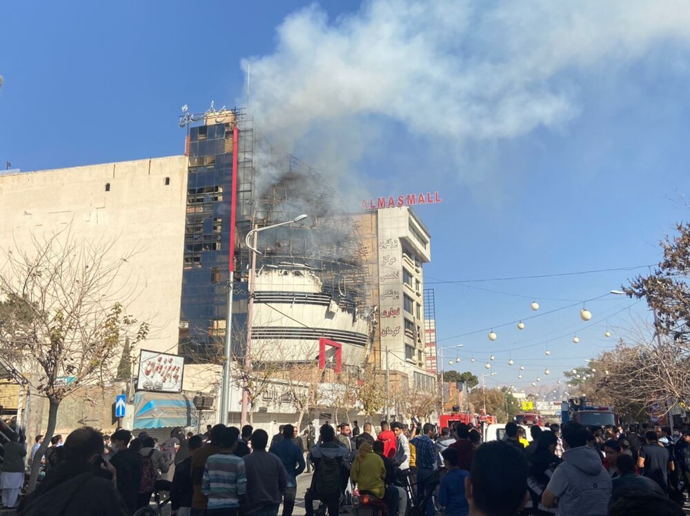 آتش‌سوزی گسترده برجی در کرمان را فرا گرفته است، مردم تجمع نکنند/ عکس