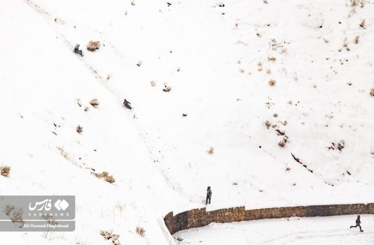 نجات جان سه مادر در برف و بوران با نفربر نیروهای ارتش/ تصاویر
