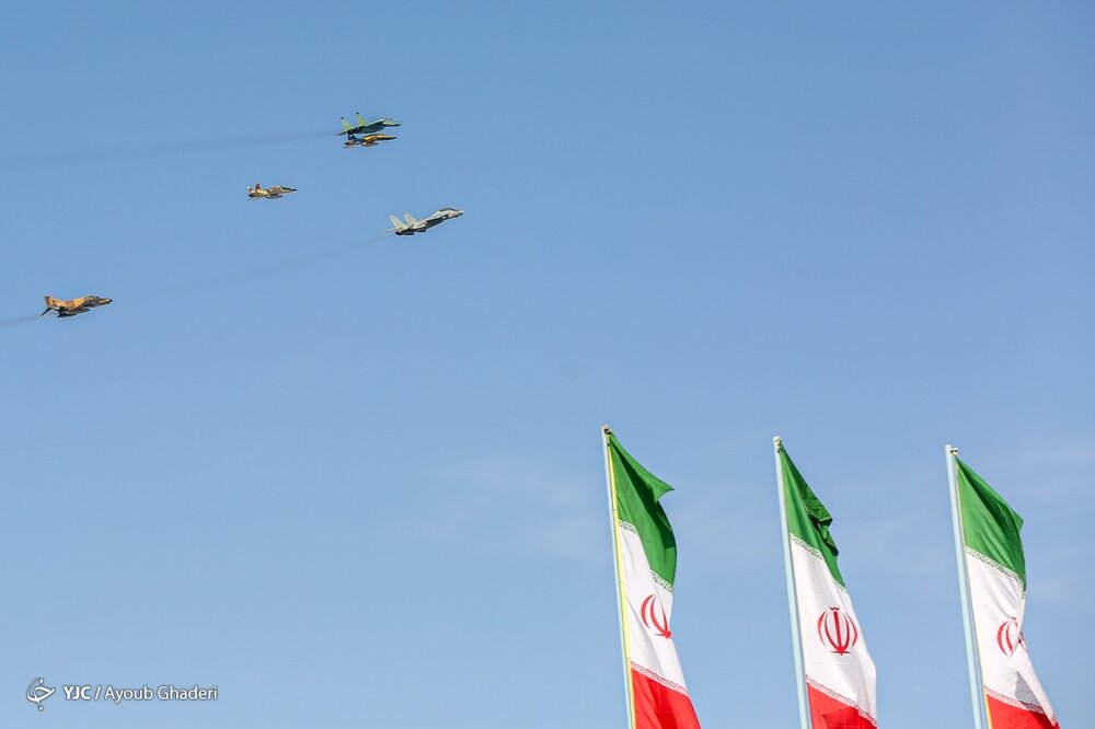 ببینید | گوشه‌هایی از قدرت پهپادی ارتش