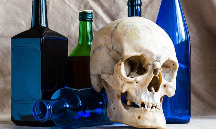 مرگ در اثر مسمومیت الکلی در کرمان/ مصرف‌کنندگان نمی‌گفتند نوشیده‌اند