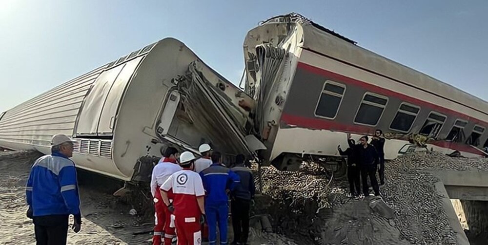 گزارش سانحه قطار مشهد – یزد منتشر شد/ انسداد مسیر توسط بیل مکانیکی و تخطی از سرعت توسط قطار دو علت مهم حادثه
