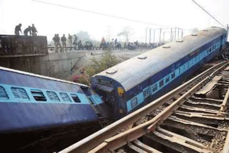 ببینید | تصادف قطار مسافری با کامیون در آمریکا؛ ۳ کشته و ۵۰ مجروح