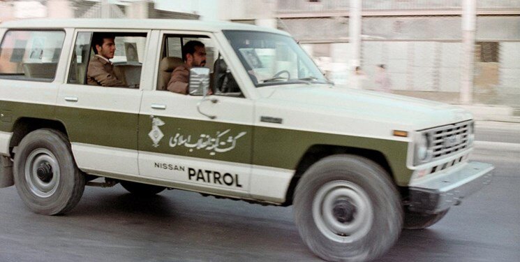 اتومبیل‌ گشت امر به معروف و نهی از منکر در تهران، زمستان ۱۳۶۳ / عکس