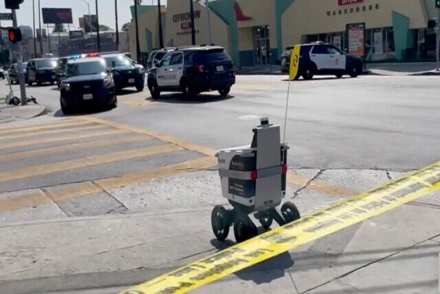 عکس | رباتی که بی‌اعتنا وارد محدوده ممنوعه پلیس آمریکا شد