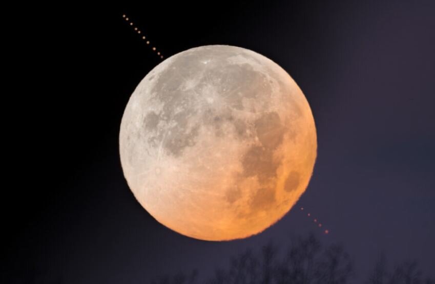 قایم‌موشک بازی سحرآمیز ماه و مریخ در آسمان / عکس