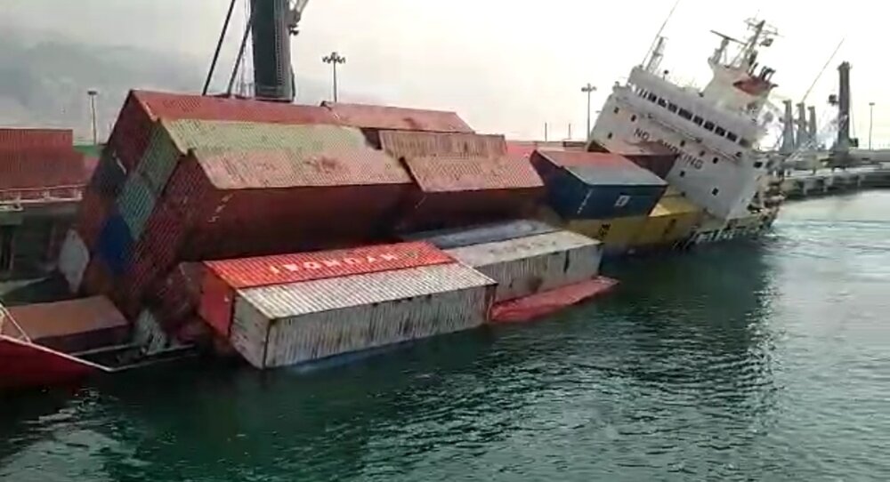 غرق شدن کشتی در عسلویه به‌دلیل یک غفلت / عکس