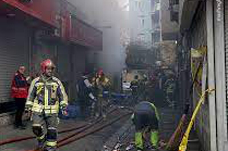 شهادت یک آتش‌نشان در حریق ساختمان ۱۵۳ خیابان بهار/ عکس
