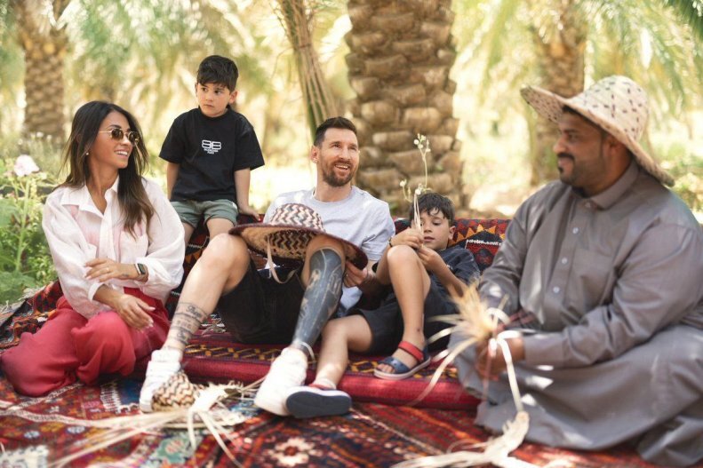 عکس | ژست‌های عاشقانه مسی و همسرش در عربستان