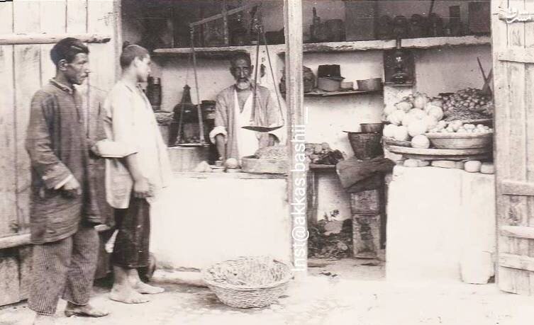 تصویر یک میوه‌فروشی در تهران ۱۰۰ سال قبل؛ چرا کاسبان قدیم‌ مشتری‌ها را دست به‌سر می‌کردند!/ عکس