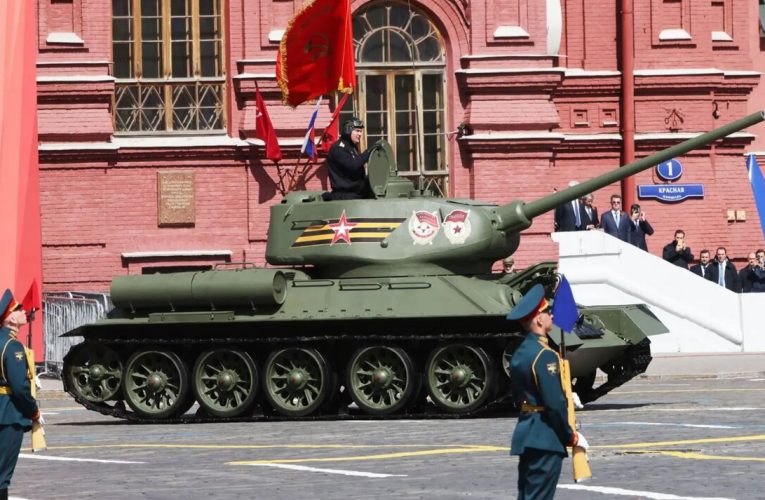 تانک جنجالی رژه روز پیروزی روسیه/ قهرمان کهنسال و شکوهمند/ عکس