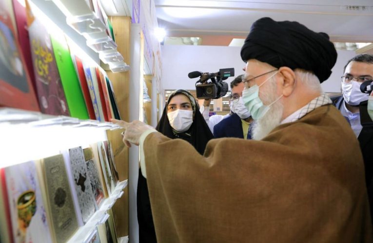 بازدید رهبر انقلاب از نمایشگاه بین‌المللی کتاب تهران + عکس‌ها