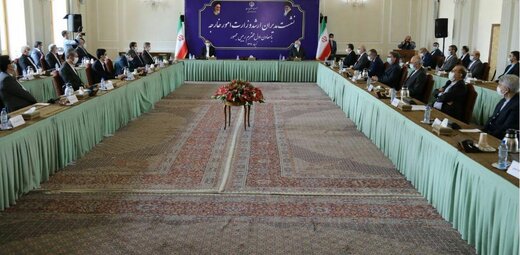 ظریف: وزارت خارجه در مقابل دوستان داخلی هم مجبور به دفاع از خود است