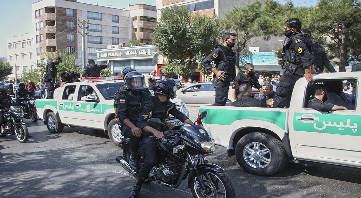 گرداندن اراذل و اوباش در تهران توسط پلیس/ عکس