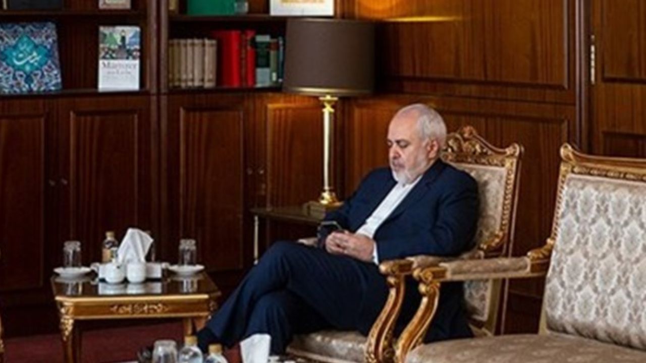 کیهان درباره احتمال کاندیداتوری وزیر خارجه در ۱۴۰۰: بهتر است ظریف بازنشسته شود