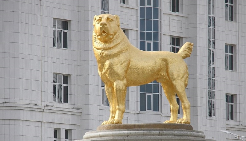 رونمایی از تندیس طلایی غول پیکر سگ آلابای در عشق آباد توسط دیکتاتور ترکمنستان