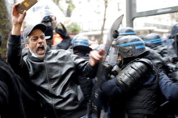 پلیس فرانسه ۱۵۰ تن از معترضان به لایحه جدید امنیتی را بازداشت کرد