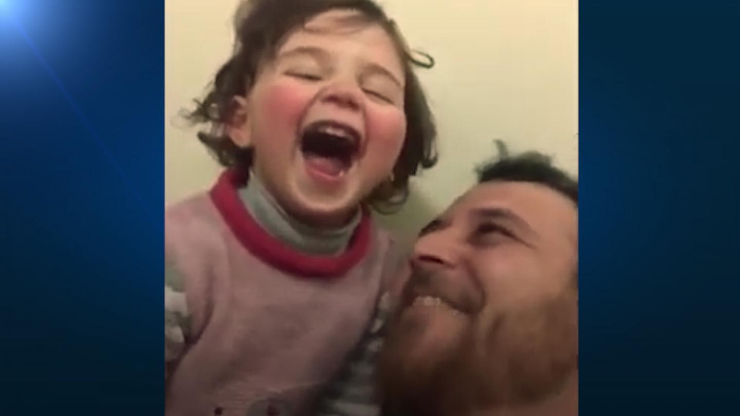 پدر سوری به دخترش: صدای انفجار شنیدی بلند بلند بخند/ ویدیوی پربیننده سال ۲۰۲۰