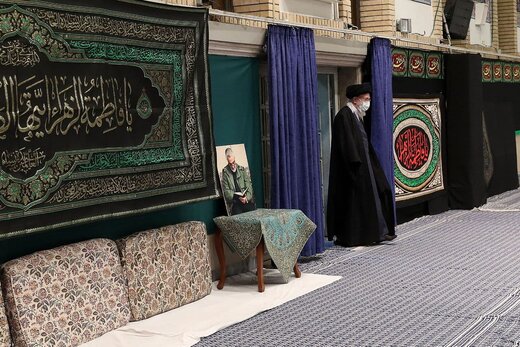 تصویری از رهبر انقلاب در حسینیه امام خمینی (ره)