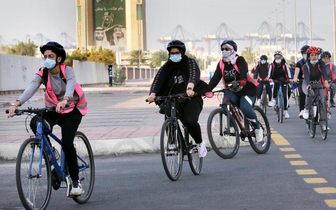 دوچرخه‌سواری زنان در عربستان/ عکس