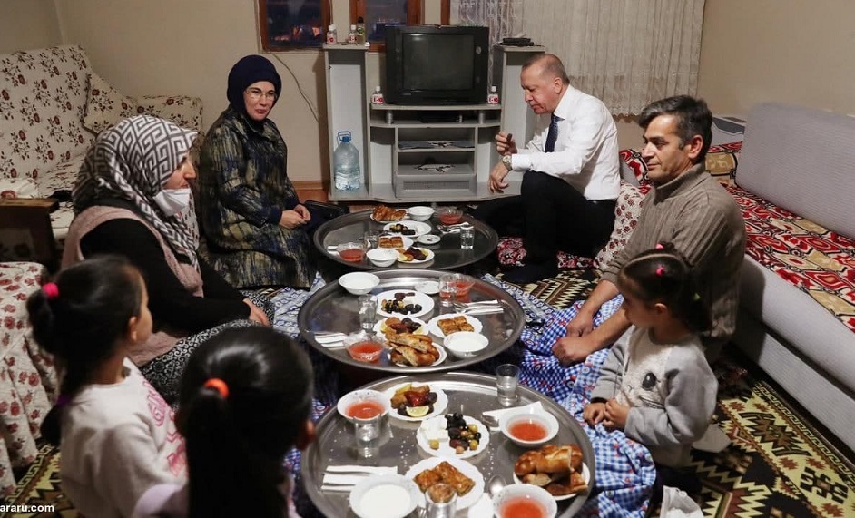 اردوغان و همسرش بر سر سفره افطار یک شهروند عادی/ عکس